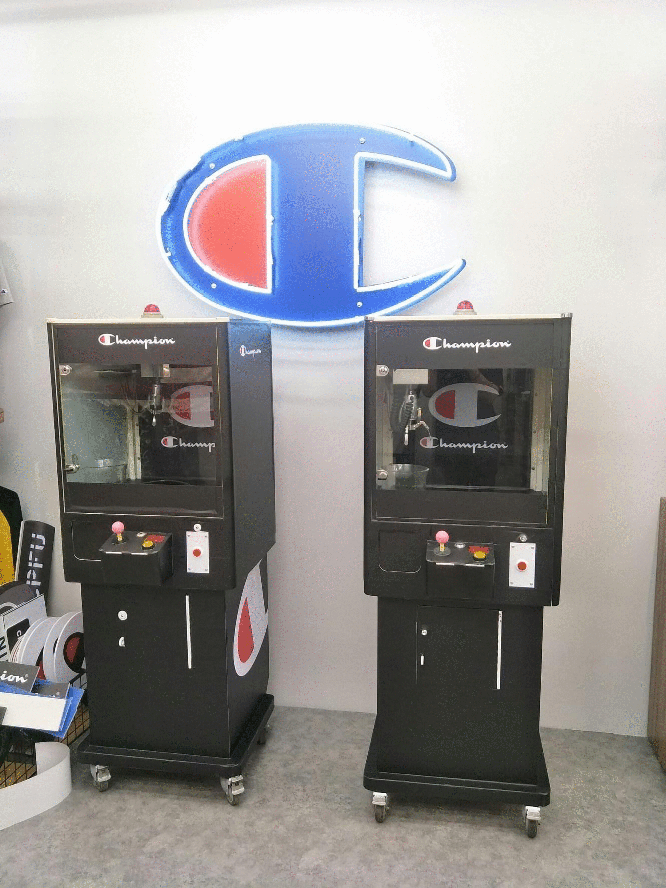 美國潮牌 Champion 客製化包圖娃娃機 X 東昇電玩